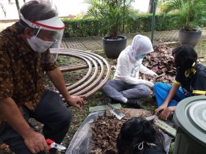 Ir. Inkorena G.S. Sukartono Mempraktekan Proses Komposting