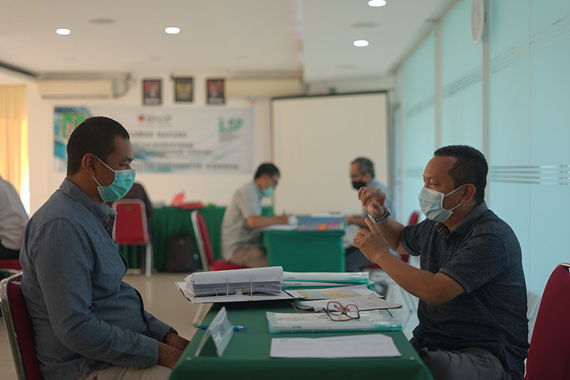 Proses uji kompetensi para peserta oleh asesor dalam kegiatan Uji Kompetensi Ahli Perawatan Bangunan Gedung pada Sabtu 12 Desember 2020 di Ruang Seminar Selasar Lantai 3 Universitas Nasional