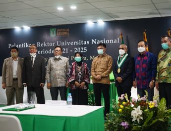 Foto bersama rektor Universitas Nasional dan para tamu undangan yang hadir dalam pelantikan rektor Universitas Nasional, yang digelar di gedung cyber library UNAS, Senin (1/2).