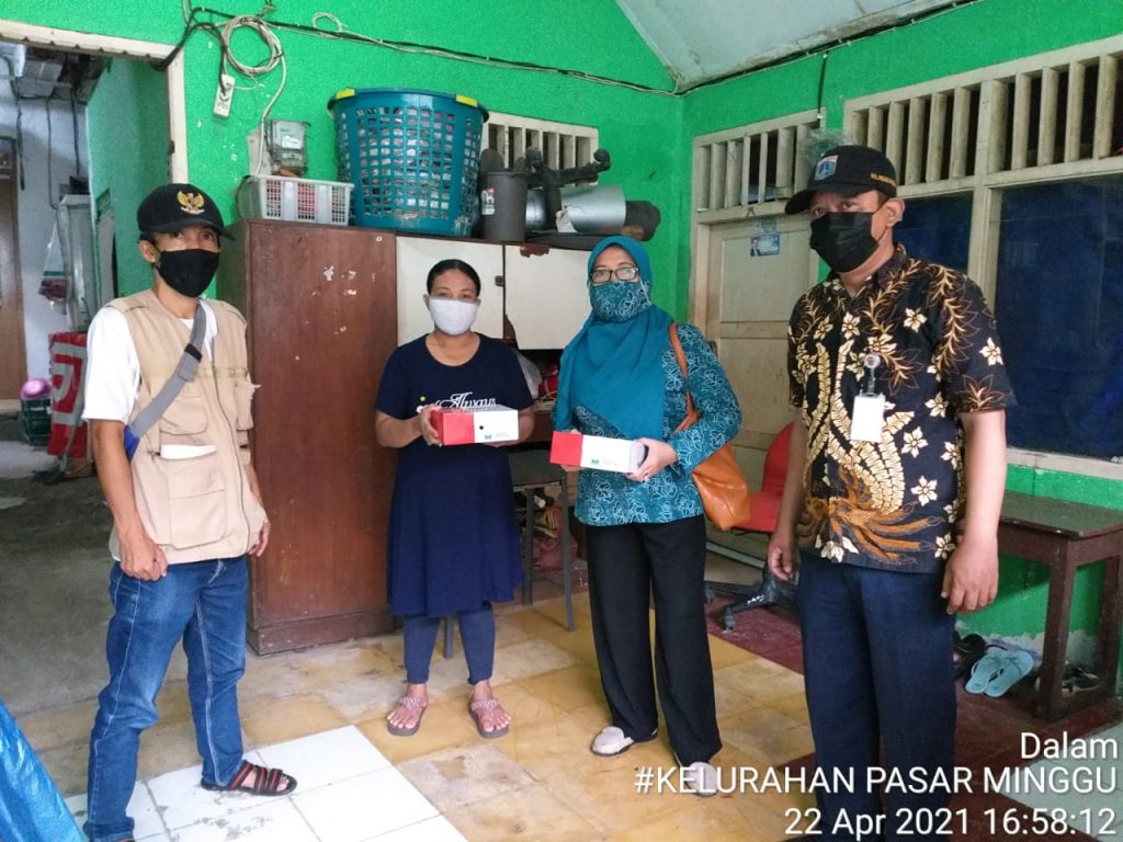 Kegiatan Kolaborasi Kelurahan Pasar Minggu dan Universitas Nasional, Bersedekah Nasi Kotak di RW 09 saat Bulan Ramadhan pada hari Kamis, 22 April 2021