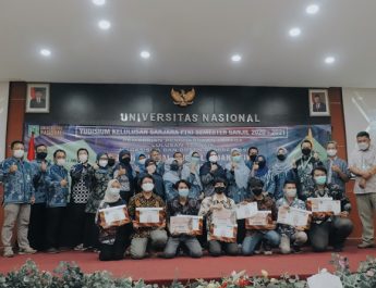 Foto bersama dosen dan para lulusan pada Yudisium semester ganjil 2020/2021