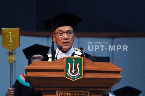 Rektor UNAS Dr. El Amry Bermawi Putera, M.A. menyampaikan pidato dalam acara Wisuda UNAS Tahun Akademik 2023-2024, di JCC, Minggu, 2 Juni 2024