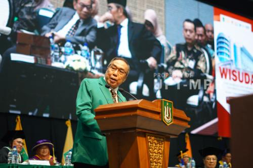 Ketua Pengurus Yayasan Memajukan Ilmu dan Kebudayaan (YMIK) Dr. H. Ramlan Siregar, M.Si., menyampaikan sambutan diacara Wisuda UNAS Tahun Akademik 2023-2024, di JCC, Senayan, Jakarta, Minggu, 2 Juni 2024