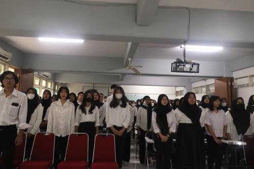 Para Mahasiswa Baru Angkatan 2023/2024 Menyanyikan Lagu Indonesia Raya dan Mars UNAS