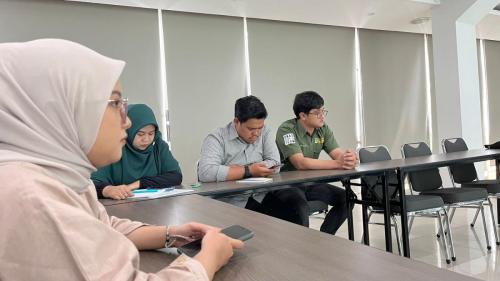 Staf PPMB dan Staf MPR sedang melakukan Rapat Koordinasi Promosi, di Ruang Seminar UNAS Blok I Lt.III, Senin, 13 Mei 2024.